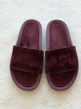 NEW!!! A.P.L women’s techloom velvet burgundy slides size 6 US Retail 130$